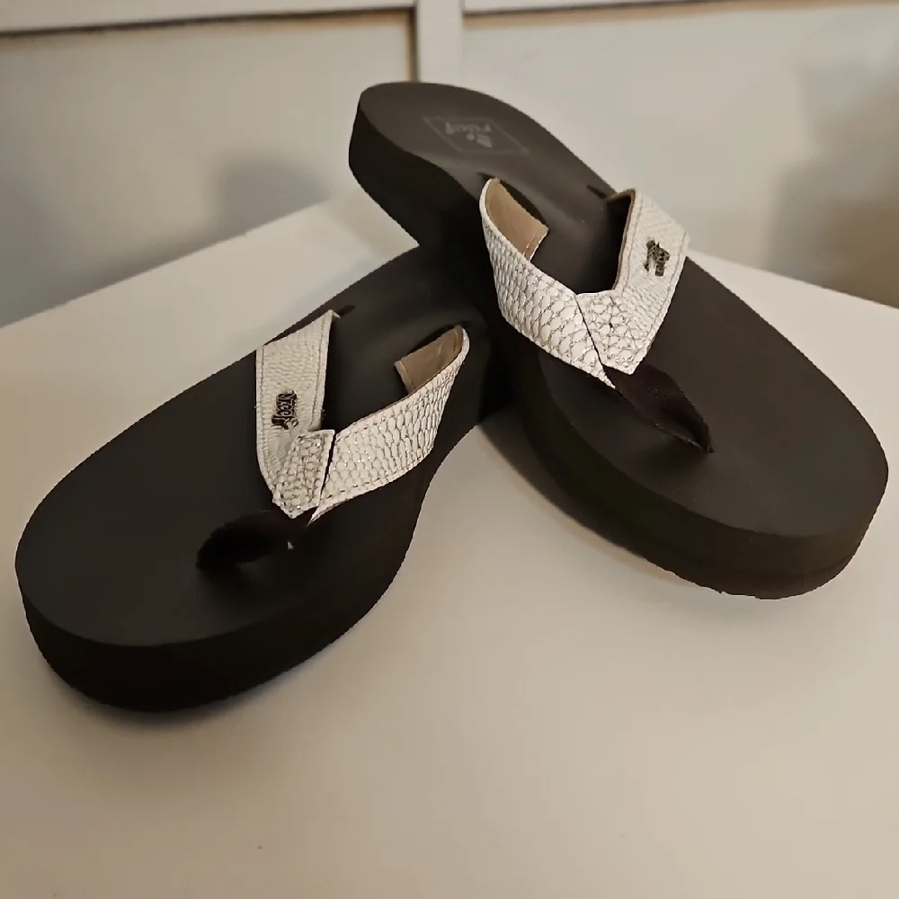 Women's Black and White Flip Flops - Picture 3 of 5